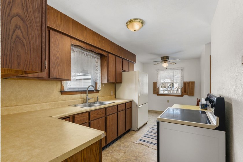 MOTIVATED SELLERS LISTED UNDER APPRAISAL VALUE !!!!!. Welcome - photo 9