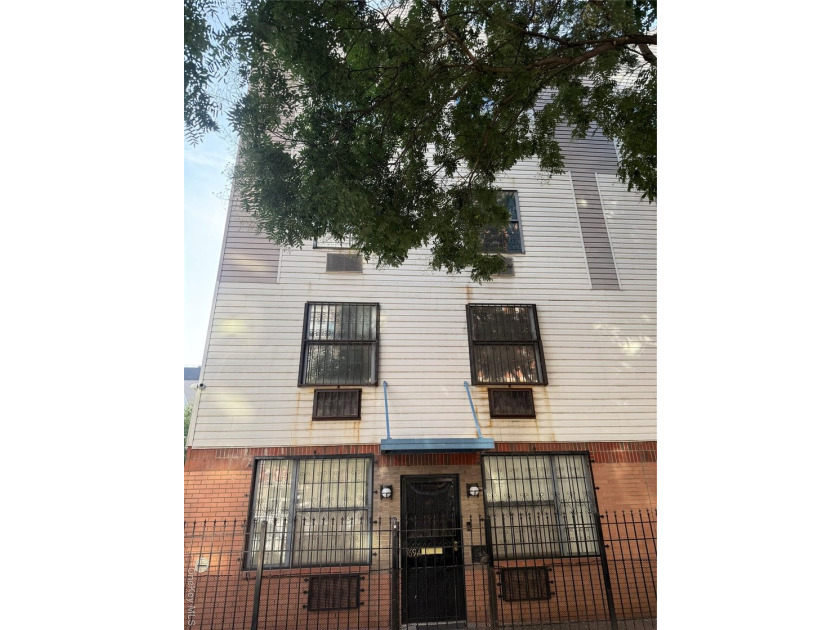 Bright and spacious 3 bedroom, 1 &amp; 2 bathroom, 2nd floor - photo 16