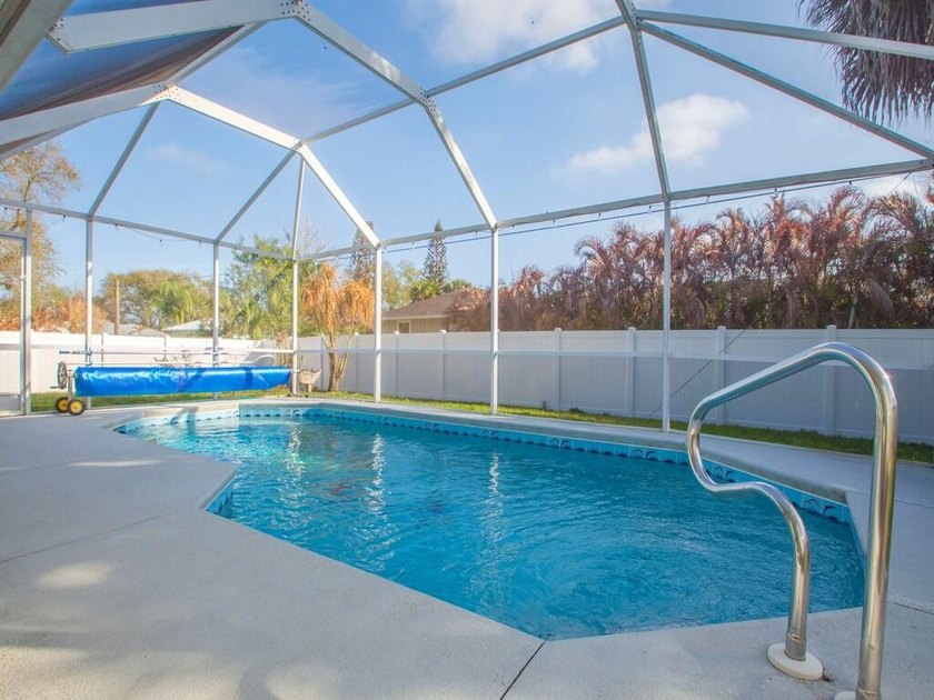 Concrete block pool home built in 2001 w/ new roof 2020, AC 2021 - photo 23