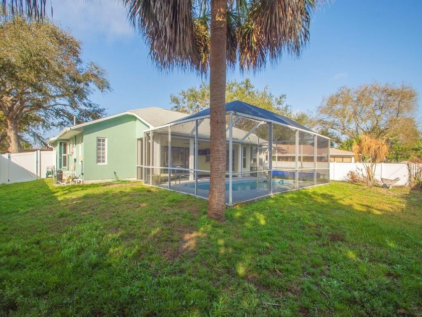 Concrete block pool home built in 2001 w/ new roof 2020, AC 2021 - photo 26