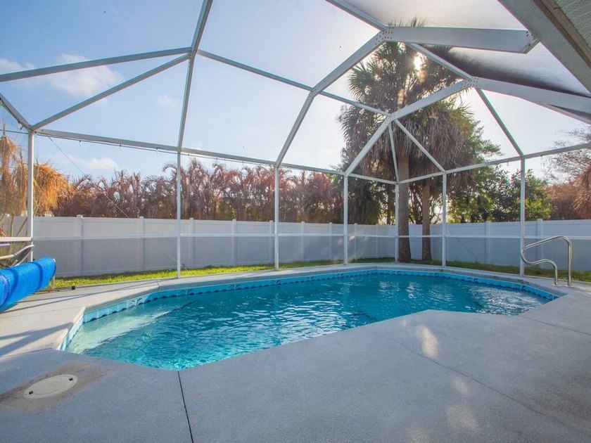 Concrete block pool home built in 2001 w/ new roof 2020, AC 2021 - photo 27