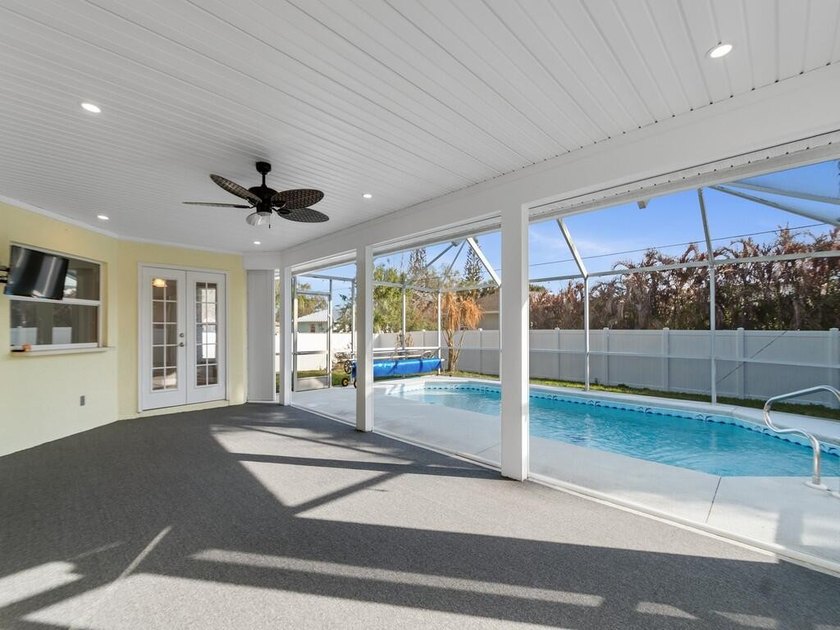 Concrete block pool home built in 2001 w/ new roof 2020, AC 2021 - photo 31