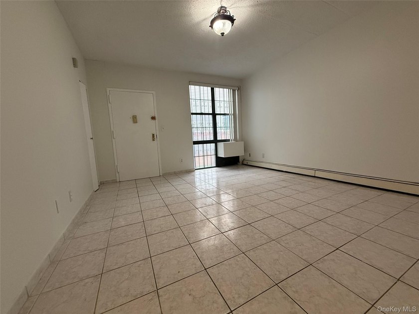 Bright and spacious 3 bedroom, 1 &amp; 2 bathroom, 2nd floor - photo 33