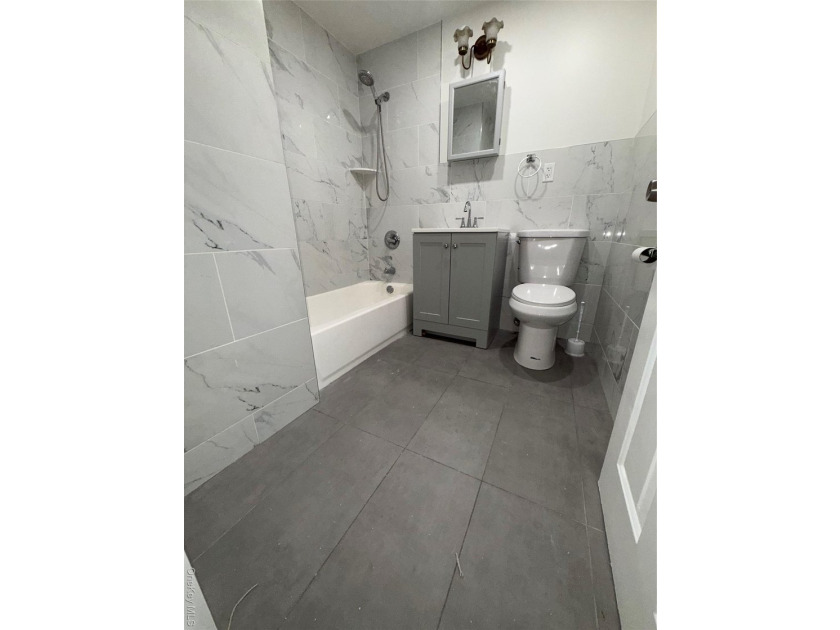 Bright and spacious 3 bedroom, 1 &amp; 2 bathroom, 2nd floor - photo 35