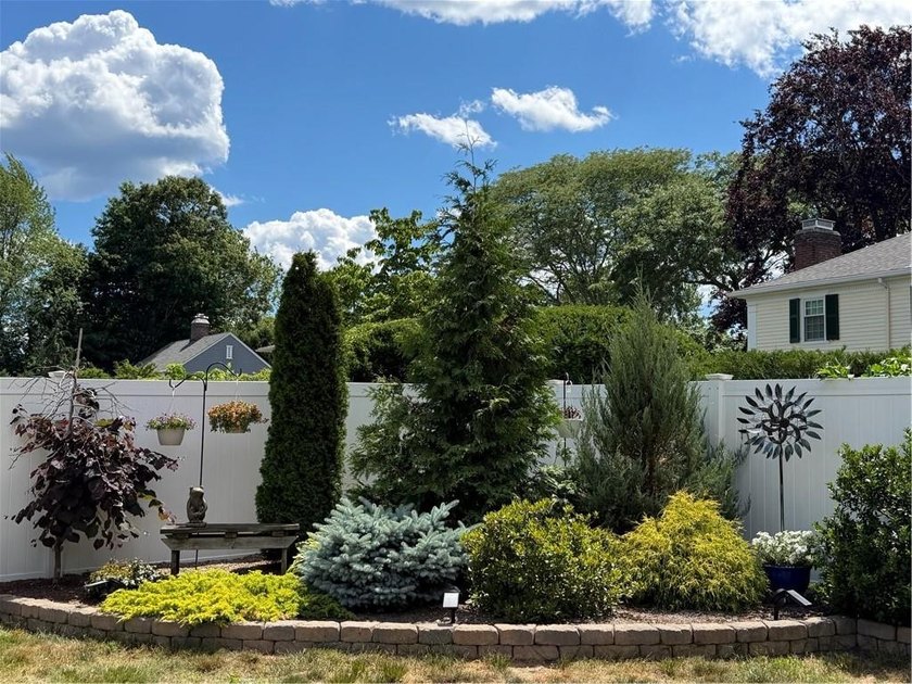 Stunning Turn-Key Colonial ideally located in Governor Francis - photo 9