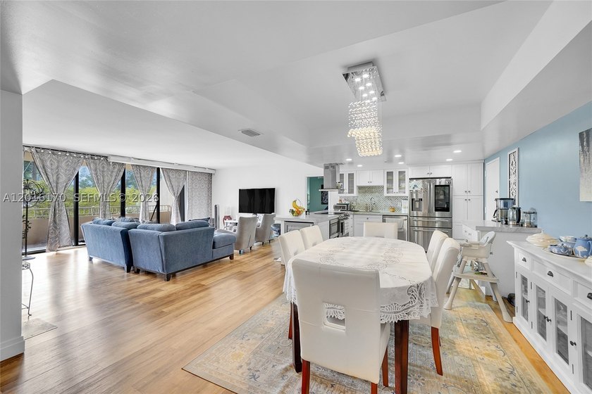 Stunningly renovated, extra large 2 Bed/ 2 Bath residence with - photo 9