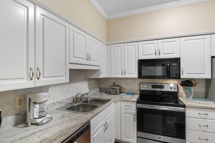 Welcome to this beautifully furnished 3-bedroom, 3-bath villa - photo 10