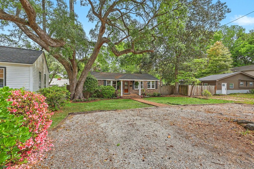 A charming and well maintained brick ranch on a large lot in one - photo 5