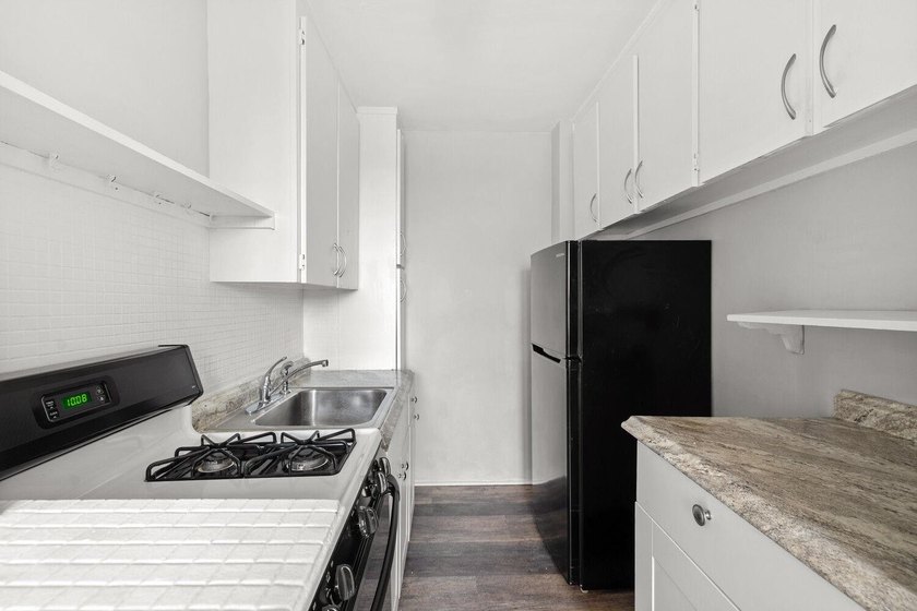 Live on the top floor of this elevator building in the heart of - photo 4