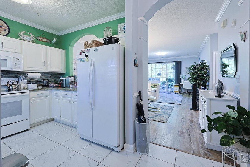 Enjoy easy first floor living in this beautifully updated 2 - photo 7