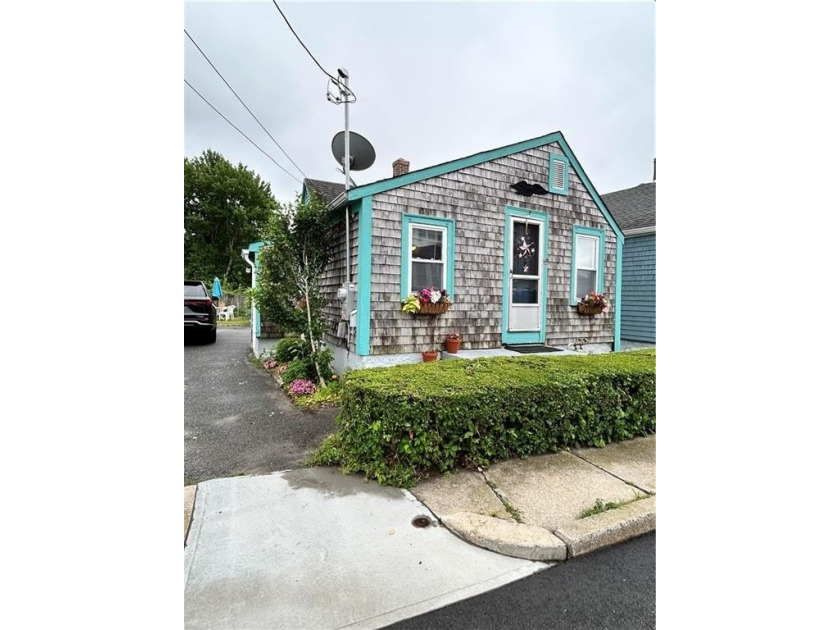 Contractor special! Bungalow in great location needs extensive - photo 3