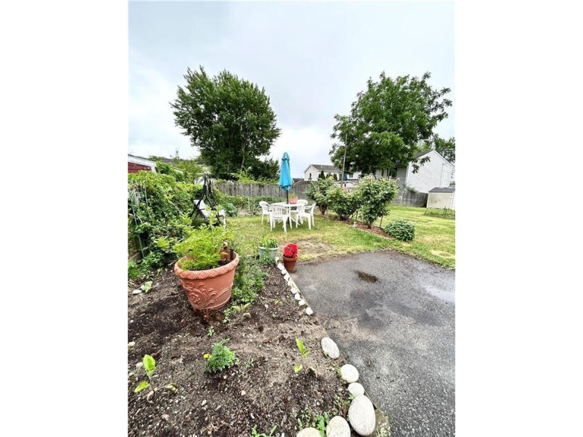 Contractor special! Bungalow in great location needs extensive - photo 5