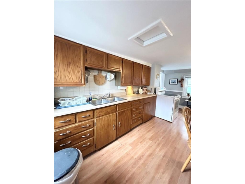 Contractor special! Bungalow in great location needs extensive - photo 10