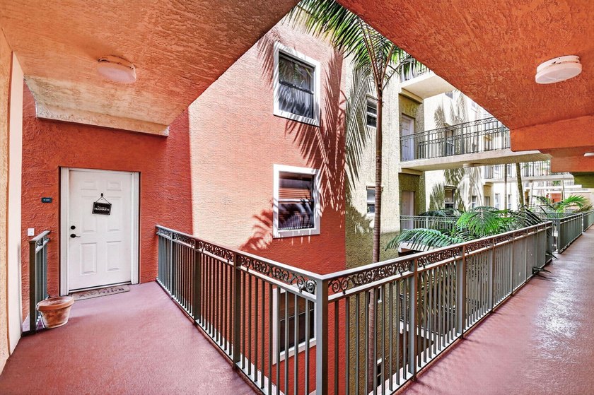 Beautifully maintained and spacious 2-bedroom, 2-bath corner - photo 3