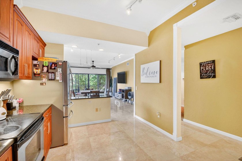Beautifully maintained and spacious 2-bedroom, 2-bath corner - photo 7