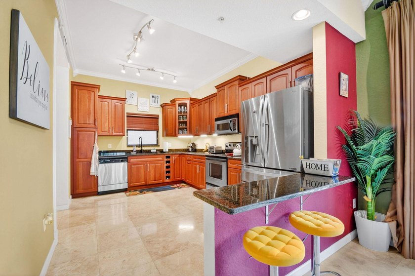 Beautifully maintained and spacious 2-bedroom, 2-bath corner - photo 8