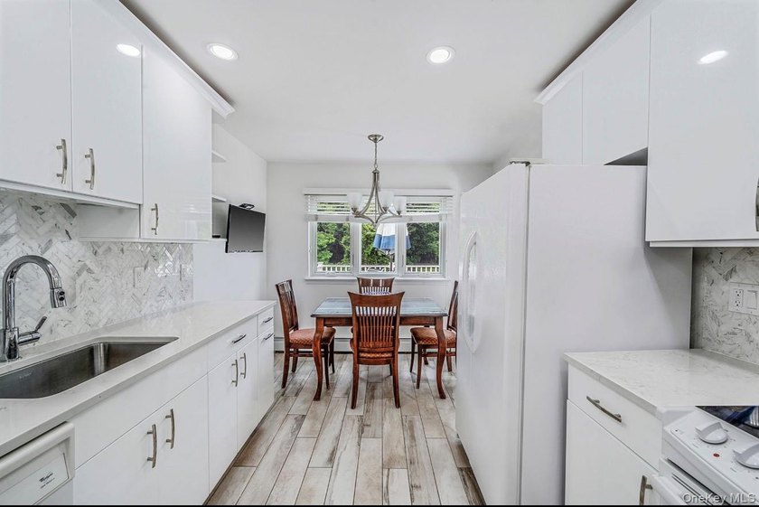 Beautiful Madison Section High Ranch - Updated beautiful Bright - photo 3