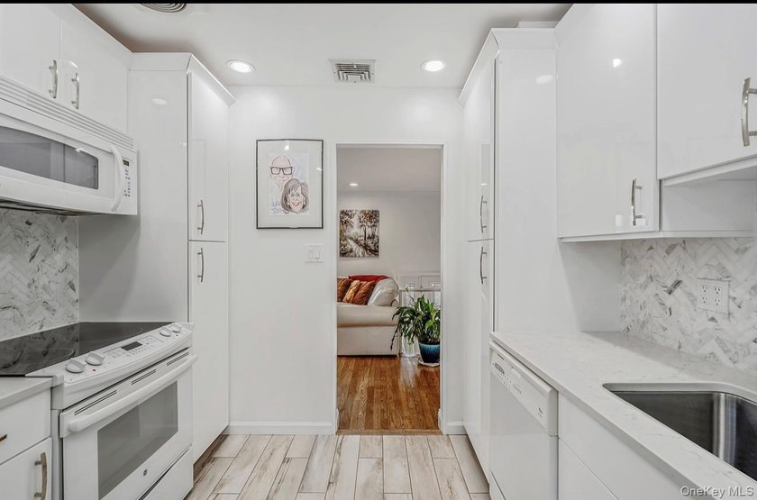 Beautiful Madison Section High Ranch - Updated beautiful Bright - photo 4