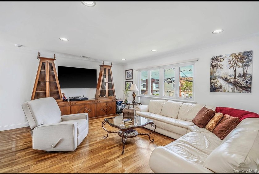 Beautiful Madison Section High Ranch - Updated beautiful Bright - photo 6