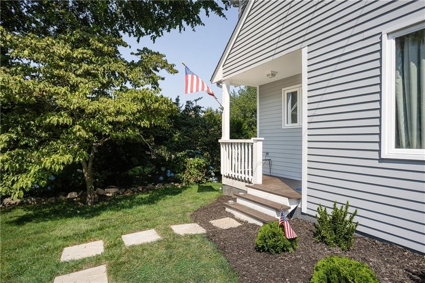 Bright, comfortable, and well-situated, this 3-bedroom, 2-bath - photo 3