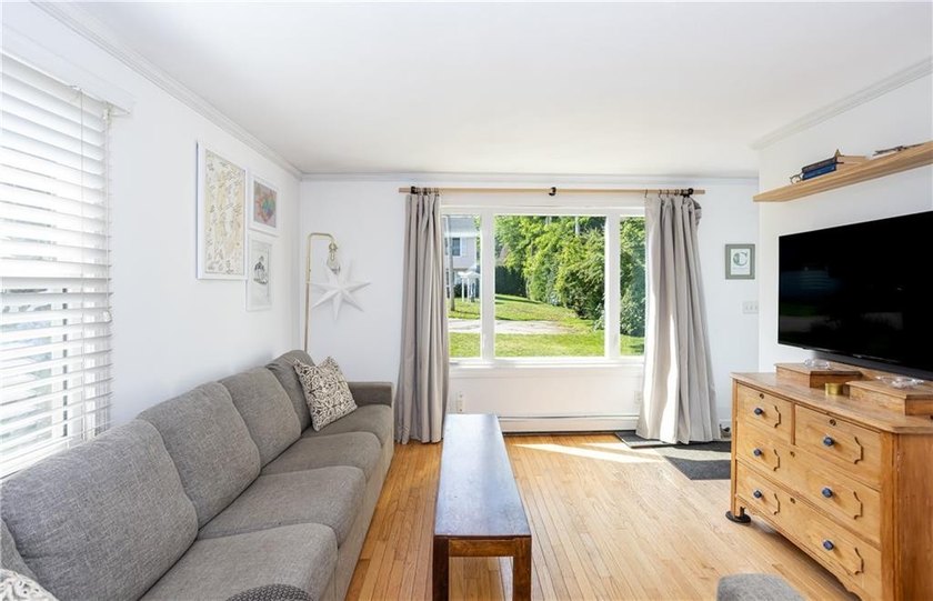 Bright, comfortable, and well-situated, this 3-bedroom, 2-bath - photo 8