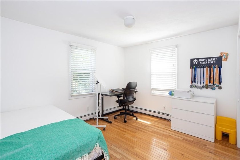 Bright, comfortable, and well-situated, this 3-bedroom, 2-bath - photo 10