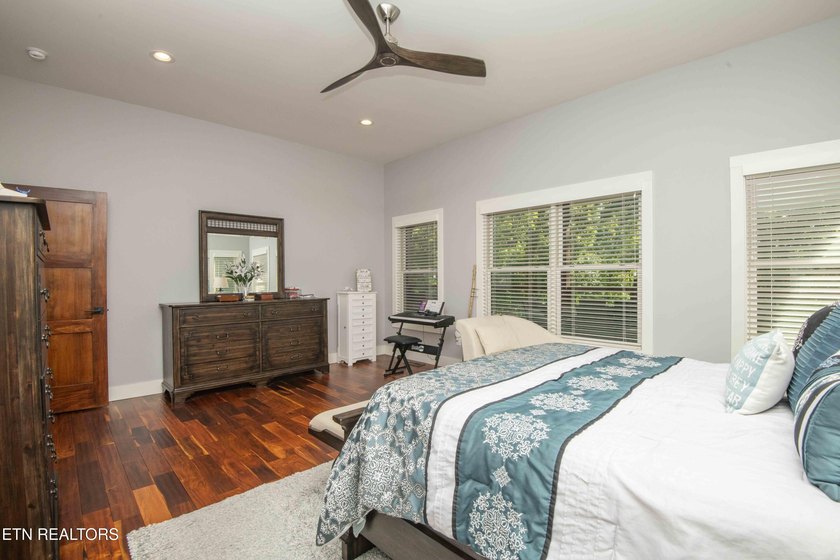 Lake Living on Watts Bar. This custom-built craftsman style home - photo 24