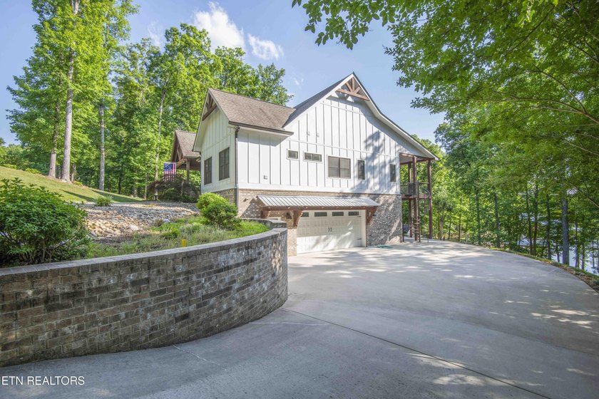 Lake Living on Watts Bar. This custom-built craftsman style home - photo 49