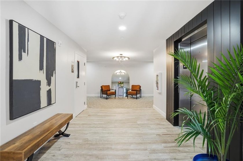 **1 BED UNIT ON TOP FLOOR NEAR ELEVATOR. PRIVATE BALCONY, EN - photo 2