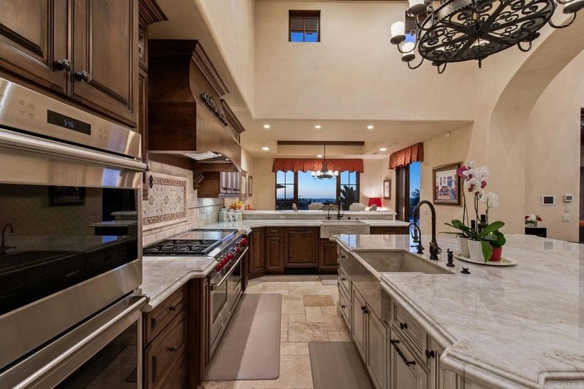 Welcome home to this extraordinary, private single-level estate - photo 12