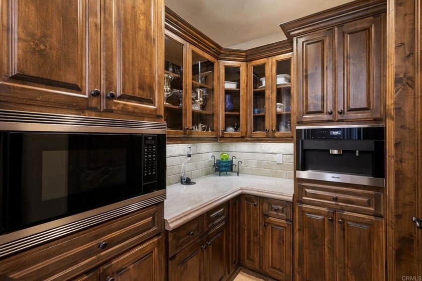 Welcome home to this extraordinary, private single-level estate - photo 15