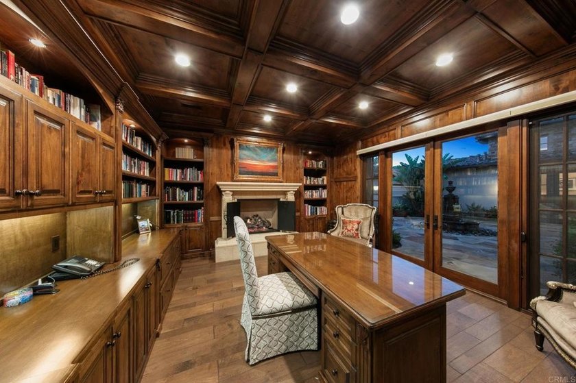 Welcome home to this extraordinary, private single-level estate - photo 20