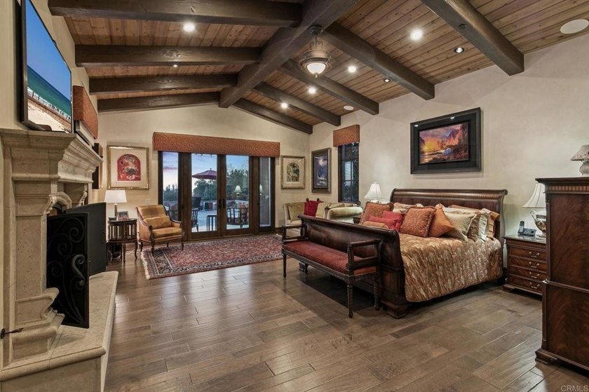Welcome home to this extraordinary, private single-level estate - photo 21