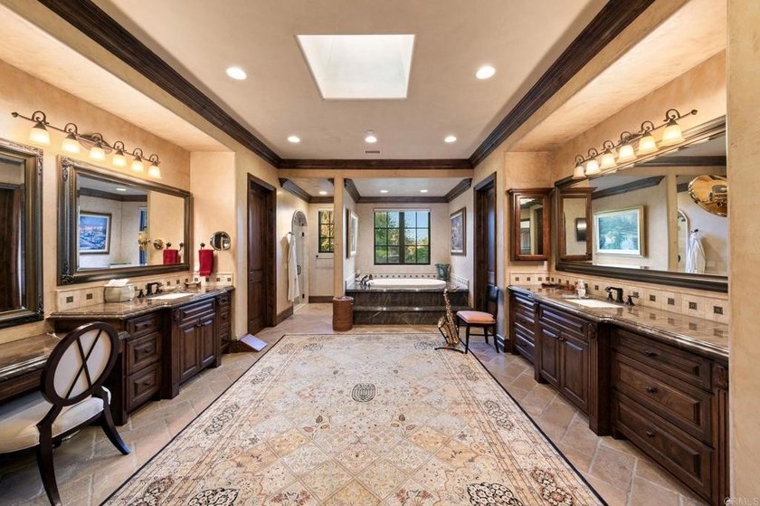 Welcome home to this extraordinary, private single-level estate - photo 23