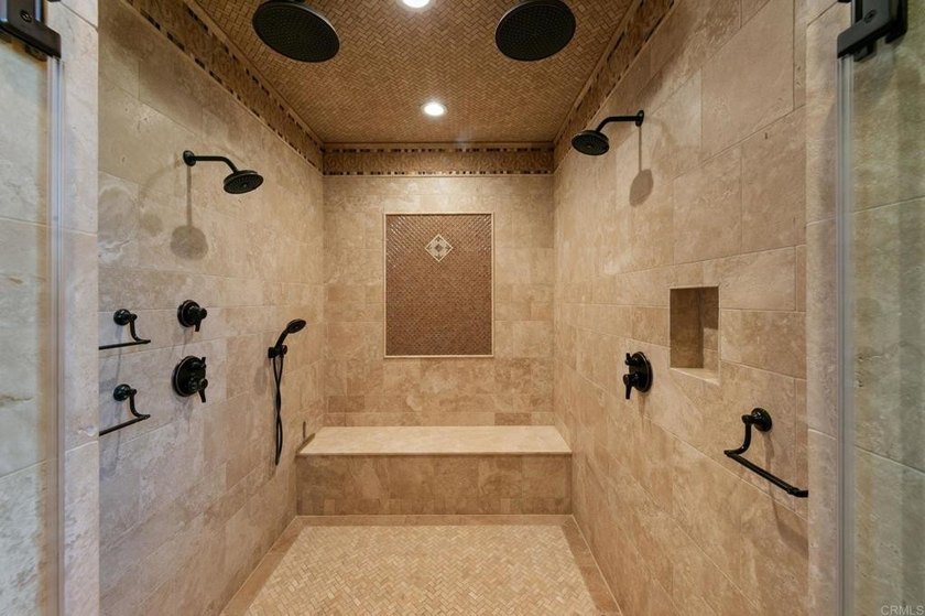 Welcome home to this extraordinary, private single-level estate - photo 24