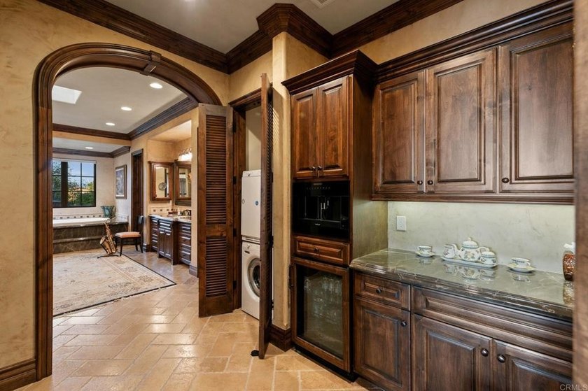 Welcome home to this extraordinary, private single-level estate - photo 26