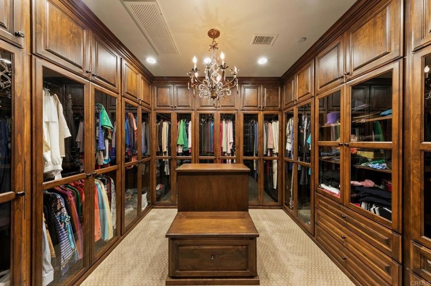 Welcome home to this extraordinary, private single-level estate - photo 27
