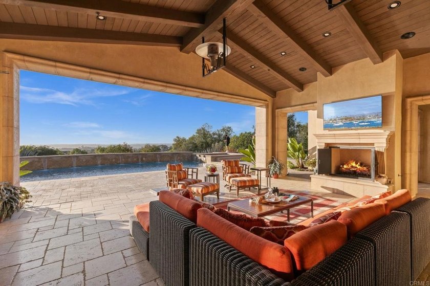 Welcome home to this extraordinary, private single-level estate - photo 30