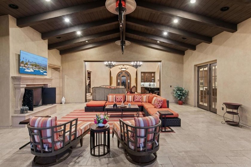 Welcome home to this extraordinary, private single-level estate - photo 31