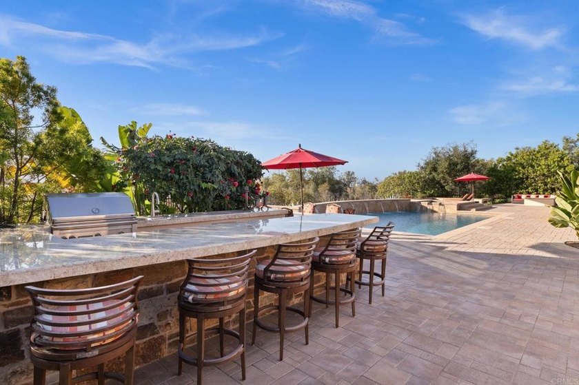 Welcome home to this extraordinary, private single-level estate - photo 32