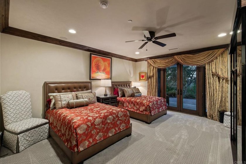 Welcome home to this extraordinary, private single-level estate - photo 35