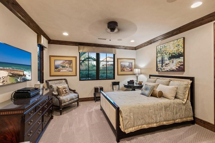 Welcome home to this extraordinary, private single-level estate - photo 39