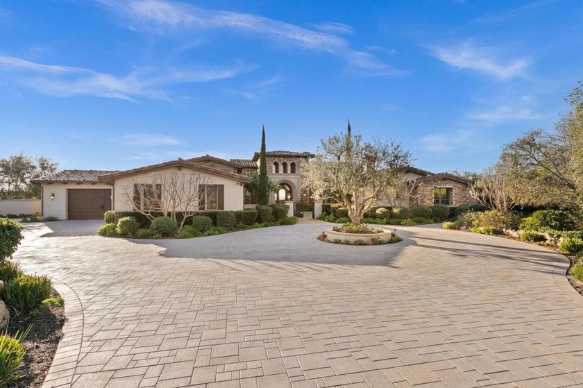 Welcome home to this extraordinary, private single-level estate - photo 42