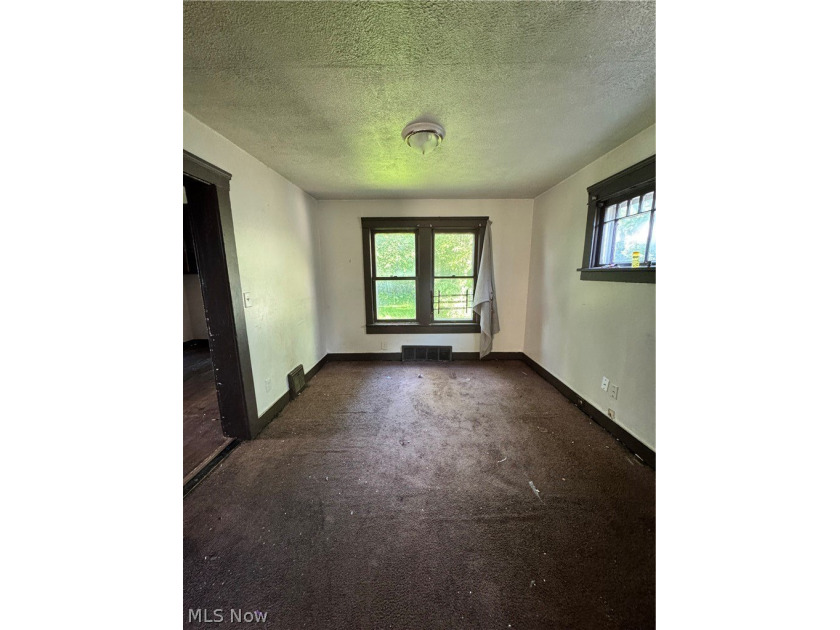Welcome to an investor deal in South Collinwood. This 3 bedroom - photo 2