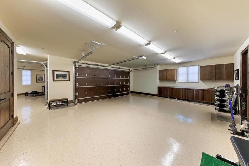 Welcome home to this extraordinary, private single-level estate - photo 43