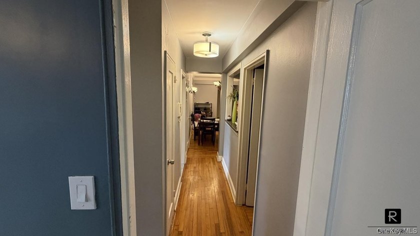 Welcome to this beautifully maintained 2-bedroom apartment in - photo 4
