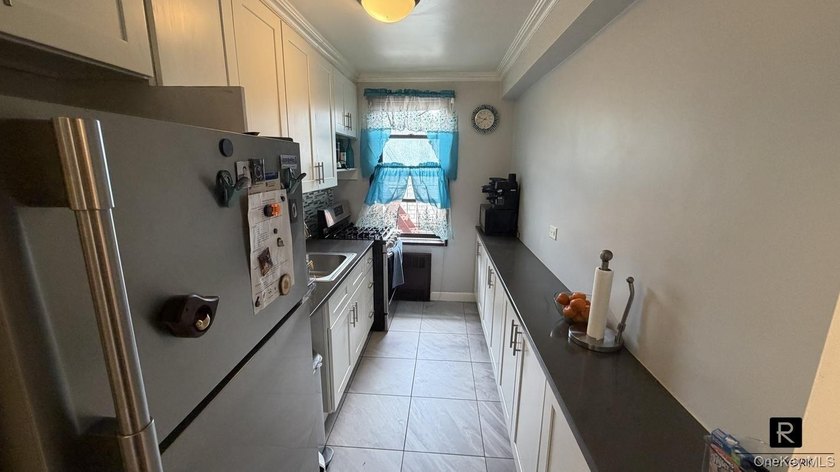 Welcome to this beautifully maintained 2-bedroom apartment in - photo 8