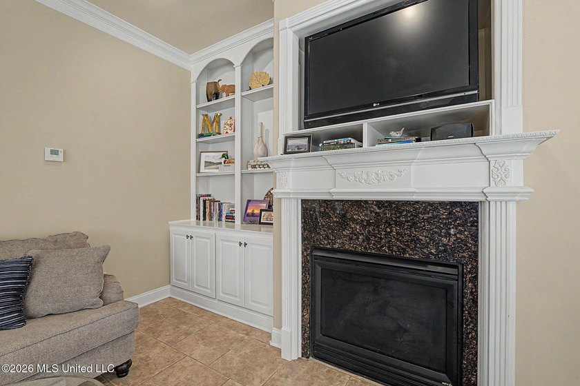 Over 4,200 square feet, 2 bedrooms downstairs, walk-in closets - photo 23