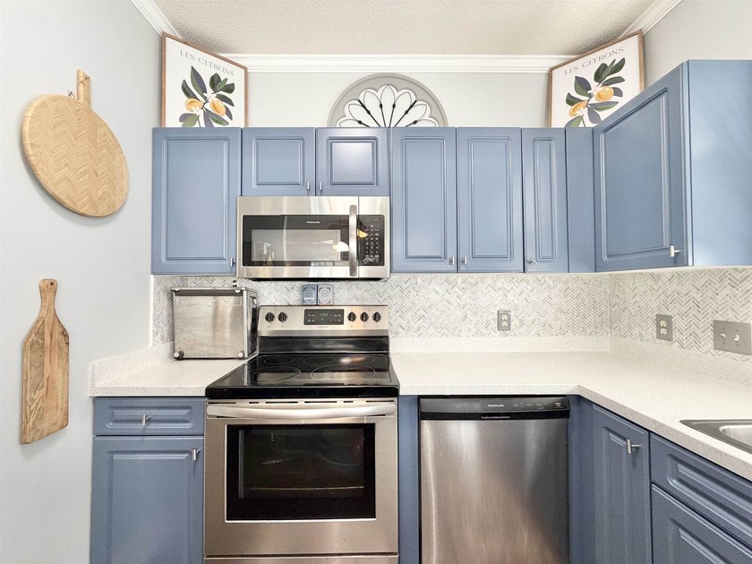 Welcome to this beautifully renovated 2-bedroom, 2-bathroom - photo 5