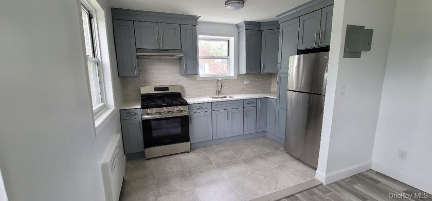 LOCATION!!!LOCATION!!! ROSEDALE!!!! Welcomes to this Lovely and - photo 2